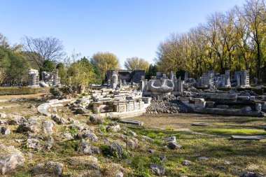 Pekin, Çin - 3 Kasım 2024: Pekin 'deki Yuanmingyuan Parkı içindeki Haiyantang' daki yıkılmış su saati. 12 zodyak hayvan başlı bronz figürden su fışkırtan dev bir su saatiydi..