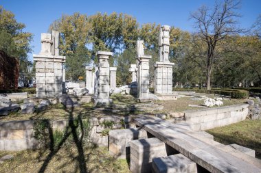 Pekin, Çin - 3 Kasım 2019: Pekin 'deki Yuanmingyuan Bahçesi içinde Batı Evi veya Xiyanglou kalıntıları. Qing Hanedanlığı 'nda inşa edilmiş ve 1860' da yakılmış bir imparatorluk bahçesi.