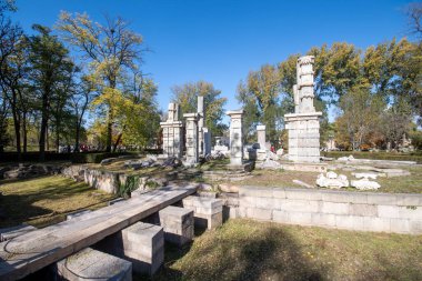 Pekin, Çin - 3 Kasım 2019: Pekin 'deki Yuanmingyuan Bahçesi içinde Batı Evi veya Xiyanglou kalıntıları. Qing Hanedanlığı 'nda inşa edilmiş ve 1860' da yakılmış bir imparatorluk bahçesi.