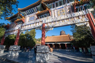 Pekin, Çin - 4 Kasım 2024: Pekin, Çin 'deki Yaz Sarayı manzarası. Qing Hanedanlığı zamanında bir imparatorluk bahçesiydi..