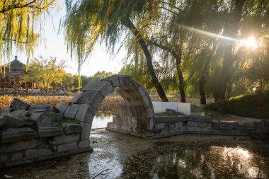 Pekin, Çin - 3 Kasım 2024: Çin, Pekin 'deki Yuanmingyuan Parkı' ndaki taş köprü. Çin tarihinin en muhteşem ve lüks imparatorluk bahçesiydi.