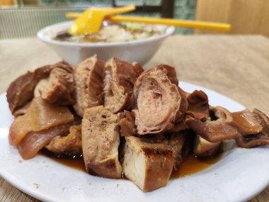 Kway Chap - domuz göbeği, bağırsak, balık köftesi ve yumurta çorbası içinde pirinç eriştesi. Singapur yemeği