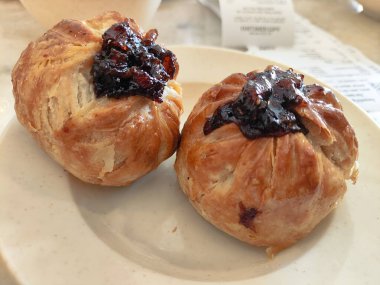 Kızarmış mangal ekmeği ya da izole edilmiş bao kuşatma.