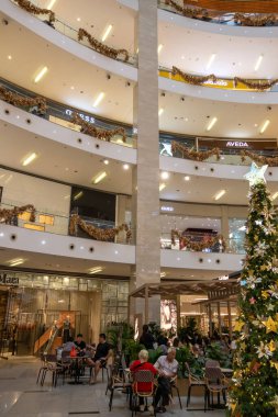 Kuala Lumpur, Malezya - 23 Aralık 2024: Malezya 'nın Kuala Lumpur kentindeki Bukit Bintang alışveriş merkezinde bulunan Pavilion Kuala Lumpur' un İçi.