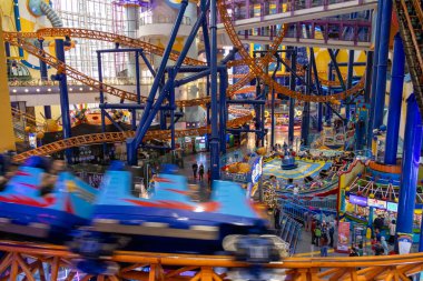 Kuala Lumpur, Malezya - 24 Aralık 2024: Kuala Lumpur, Malezya 'daki Berjaya Times Meydanı Tema Parkı' nda hız treni.