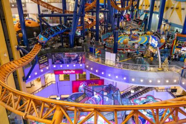 Kuala Lumpur, Malezya - 24 Aralık 2024: Kuala Lumpur 'daki Berjaya Times Meydanı Tema Parkı. 2003 'ten beri tüm aileye heyecan verici binişler ve oyunlar sunan en büyük kapalı alan temalı park.