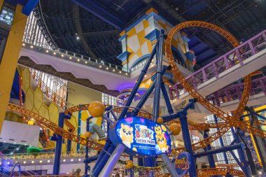 Kuala Lumpur, Malezya - 24 Aralık 2024: Kuala Lumpur 'daki Berjaya Times Meydanı Tema Parkı. 2003 'ten beri tüm aileye heyecan verici binişler ve oyunlar sunan en büyük kapalı alan temalı park.