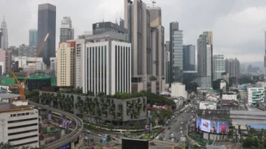 Kuala Lumpur, Malezya - 24 Aralık 2024: Kuala Lumpur 'un Bukit Bintang ilçesi çevresindeki şehir ve trafik.