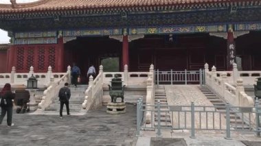 Pekin, Çin - 2 Kasım 2024: İnsanlar Pekin 'deki Yasak Şehir' i ziyaret ediyor. 24 Ming ve Qing Hanedanlığı İmparatorlarının sarayıydı.