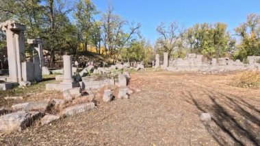 Pekin, Çin - 3 Kasım 2024: Xieqiqu 'nun kalıntıları Pekin, Çin' deki Yuanmingyuan Parkı 'nda. 1751 sonbaharında tamamlanan ilk Avrupa tarzı su metodu (çeşme) salonudur.