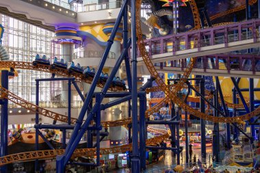 Kuala Lumpur, Malezya - 24 Aralık 2024: Kuala Lumpur 'daki Berjaya Times Meydanı Tema Parkı. 2003 'ten beri tüm aileye heyecan verici binişler ve oyunlar sunan en büyük kapalı alan temalı park.