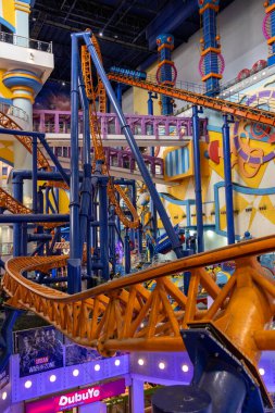 Kuala Lumpur, Malezya - 24 Aralık 2024: Kuala Lumpur 'daki Berjaya Times Meydanı Tema Parkı. 2003 'ten beri tüm aileye heyecan verici binişler ve oyunlar sunan en büyük kapalı alan temalı park.