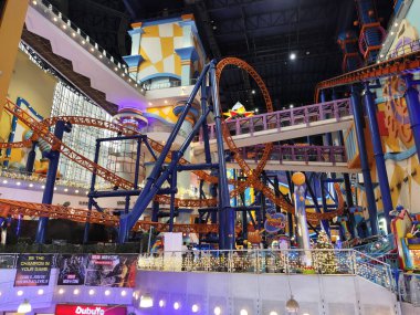 Kuala Lumpur, Malezya - 24 Aralık 2024: Kuala Lumpur 'daki Berjaya Times Meydanı Tema Parkı. 2003 'ten beri tüm aileye heyecan verici binişler ve oyunlar sunan en büyük kapalı alan temalı park.