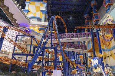 Kuala Lumpur, Malezya - 24 Aralık 2024: Kuala Lumpur 'daki Berjaya Times Meydanı Tema Parkı. 2003 'ten beri tüm aileye heyecan verici binişler ve oyunlar sunan en büyük kapalı alan temalı park.