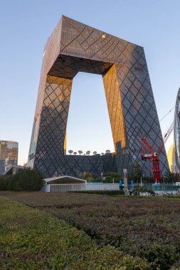 Pekin, Çin - 4 Kasım 2024: Pekin, Çin 'deki CCTV genel merkezi. 51 katlı yapışık kulelerden oluşmuş.