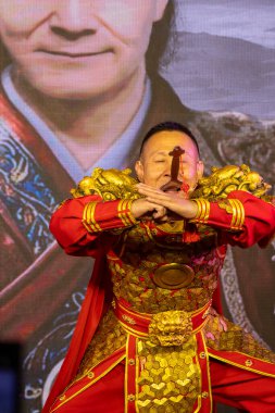 Pekin, Çin - 6 Kasım 2024: Pekin, Çin 'de kılıç yutma gösterisi. Kılıç yutmak, kılıç yutmayı gerektiren cüretkar bir sanattır.