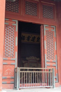 Pekin, Çin - 2 Kasım 2024: Çin 'deki Yasak Şehir Müzesi içindeki saraylar ve binalar. Yasak Şehir ilk olarak 15. yüzyılın başlarında Çin 'in Ming imparatorlarının sarayı olarak inşa edildi.