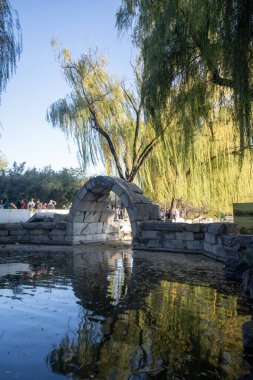 Pekin, Çin - 3 Kasım 2024: Çin, Pekin 'deki Yuanmingyuan Parkı' ndaki taş köprü. Çin tarihinin en muhteşem ve lüks imparatorluk bahçesiydi.