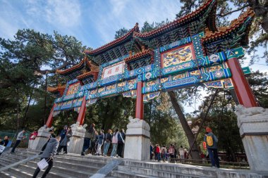 Pekin, Çin-4 Kasım 2024: Pekin Yaz Sarayı Archway. Yaz Sarayı Pekin 'de geniş bir göl, bahçe ve saray topluluğu.