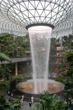 Singapur - 31 Ekim 2024: İnsanoğlu şelale yaptı, Jewel Changi 'de Yağmur Girdabı, Singapur. Jewel Changi, Changi Havaalanı Terminali 'ne doğrudan bağlı bir alışveriş merkezidir.