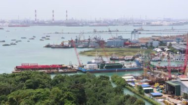 Singapur - 30 Ocak 2025: Singapur 'da Jurong Endüstriyel Malikânesi. Singapur 'un en büyük ve en uzun süreli sanayi parklarından biridir.
