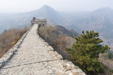Pekin 'deki Simatai Çin Seddi, sonbahar sezonu boyunca. Simatai olağanüstü manzarası ve dik tırmanışlarıyla ünlüdür. Bu da onu daha maceracı bir seçim yapar.