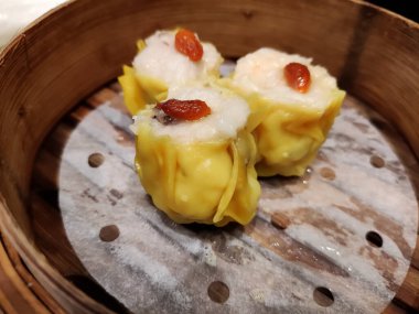 Geleneksel Çin Dim Sum 'u, Siew Mai, bir sepetin içinde buğulanmış.