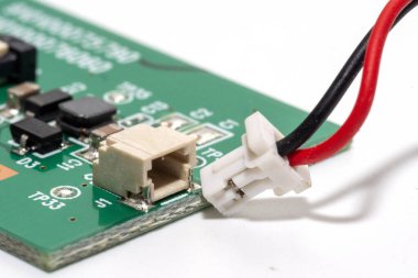 Siyah ve kırmızı kabloya bağlı bağlantı PCB panosuna bağlanıyor