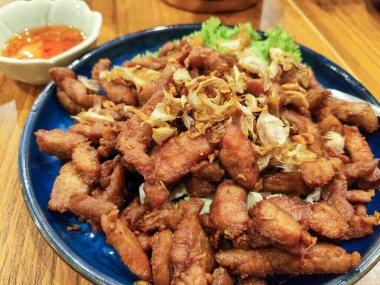 Tabakta sarımsaklı biber ve kızarmış domuz eti, Tayland mutfağı.