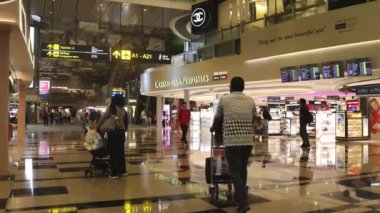 Singapur - 31 Ekim 2024: Changi Havalimanı, Singapur Terminal 3 'ün kalkış salonu.