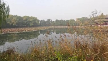 Pekin, Çin - 3 Kasım 2024: Jianbi Pavyonu Pekin, Çin 'deki Yuanmingyuan Parkı içinde. Çadırın orijinali 1811 'de yapılmış.. 