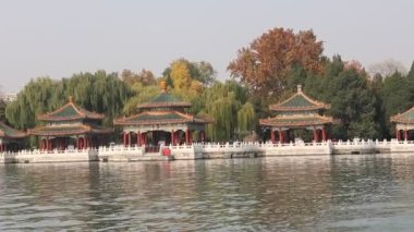 Pekin, Çin - 7 Kasım 2024: Beihai Park, Pekin 'de beş Ejder Köşkü. Ming Hanedanlığı 'nda imparatorların avlandığı bir yer olarak inşa edilmiş.