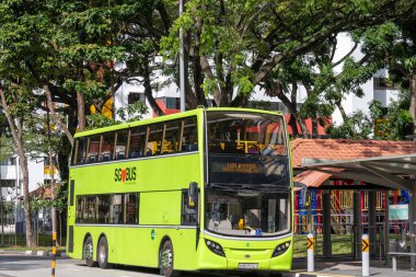 Singapur - 30 Ocak 2025: İnsanlar Singapur 'da şehir otobüsüne biniyor. Singapur 'un otobüs servisleri SBS tarafından işletilmektedir.