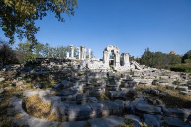 Pekin, Çin - 3 Kasım 2024: Çin, Pekin 'deki Yuanmingyuan Parkı içinde batı evi manzaralı yer. Avrupa klasik mimarisi ve Çin geleneksel bahçe sanatının mükemmel bir kombinasyonu..