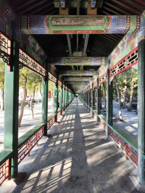 Pekin, Çin - 4 Kasım 2024: Pekin, Çin 'deki Yaz Sarayı' nda uzun koridor. Bu 728 metrelik koridor aynı zamanda Çin klasik bahçelerindeki en uzun koridor.