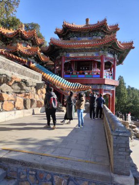 Pekin, Çin - 4 Kasım 2024: Harikalar Diyarı 'ndan Geçiş Salonu ya da Çin' in Pekin kentindeki Yaz Sarayı 'nda Huazhongyou. Kunming Gölü manzarası olan bir yer..