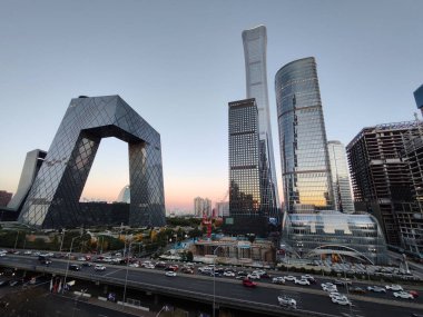 Pekin, Çin - 4 Kasım 2024: Pekin, Çin 'deki CCTV genel merkezi. 51 katlı yapışık kulelerden oluşmuş.