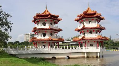 Singapur - 7 Şubat 2025 Singapur Çin Bahçesi 'ndeki ikiz pagoda kuleleri. Yenilenmiş Çin Bahçesi eski ile yeni ve tanıdık kültürel yapıların birleştiği yerdir.