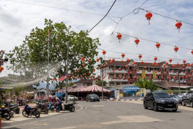 Jementah, Malezya - 7 Şubat 2025: Malezya 'daki küçük Jementah köyünün sokak manzarası. Jementah çevresi Gunung Ledang Johor Ulusal Parkı ve Bukit Asahan gibi etkinliklere ev sahipliği yapmaktadır.