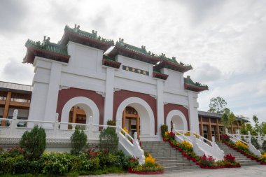 Singapur - 7 Şubat 2025 Singapur Çin Bahçesindeki Çin Geleneksel Kapısı. Yenilenmiş Çin Bahçesi eski ile yeni ve tanıdık kültürel yapıların birleştiği yerdir.