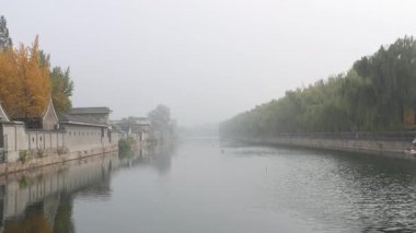 Pekin, Çin - 2 Kasım 2024: Yasak Şehir Köşesi Kulesi veya sisli bir günde Jiaolou kulesi ve nehri. Pekin, Çin 'de bir dönüm noktasıdır.