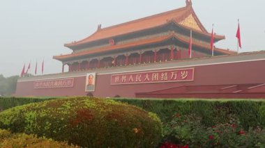 Pekin, Çin - 2 Kasım 2024: Tiananmen Meydanı manzarası ve Pekin 'deki Halk Kahramanları Anıtı.