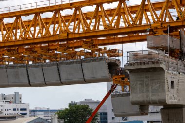 Singapur - 30 Ocak 2025: Singapur 'da Jurong Bölgesi Hattı Hızlı Geçidi inşaatı devam ediyor. Bu MRT hattı Singapur 'un batı kesiminin hem mevcut hem de gelecekteki gelişimine hizmet edecek.