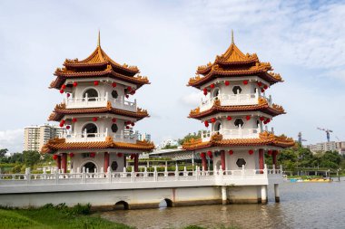 Singapur - 7 Şubat 2025 Singapur Çin Bahçesi 'ndeki ikiz pagoda kuleleri. Yenilenmiş Çin Bahçesi eski ile yeni ve tanıdık kültürel yapıların birleştiği yerdir.