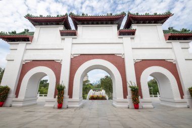 Singapur - 7 Şubat 2025 Singapur Çin Bahçesindeki Çin Geleneksel Kapısı. Yenilenmiş Çin Bahçesi eski ile yeni ve tanıdık kültürel yapıların birleştiği yerdir.