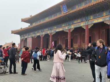 Pekin, Çin - 2 Kasım 2024: Pekin 'deki Yasak Şehir' e turistler geldi. Saray Müzesi 1406-1420 yılları arasında inşa edildi ve imparatorluk sarayı olarak hizmet verdi. UNESCO Dünya Mirası.