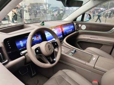 Pekin, Çin - 2 Kasım 2024: Huawei tarafından üretilen, Huawei 'nin Pekin' deki amiral gemisi mağazasında sergilenen lüks bir elektrikli sedanın iç görünümü.