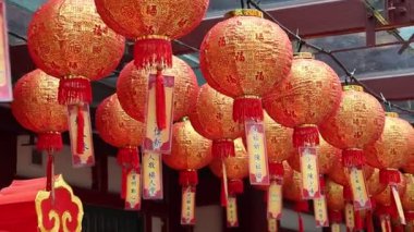 Singapur - 23 Şubat 2024: Fenerler Çin Mahallesi, Singapur 'daki Buda Dişi Kalıntısı Tapınağı' nın dışına asıldı.