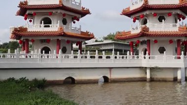 Singapur - 7 Şubat 2025 Singapur Çin Bahçesi 'ndeki ikiz pagoda kuleleri. Yenilenmiş Çin Bahçesi eski ile yeni ve tanıdık kültürel yapıların birleştiği yerdir.