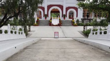 Singapur - 7 Şubat 2025 Singapur Çin Bahçesindeki Çin Geleneksel Kapısı. Yenilenmiş Çin Bahçesi eski ile yeni ve tanıdık kültürel yapıların birleştiği yerdir.